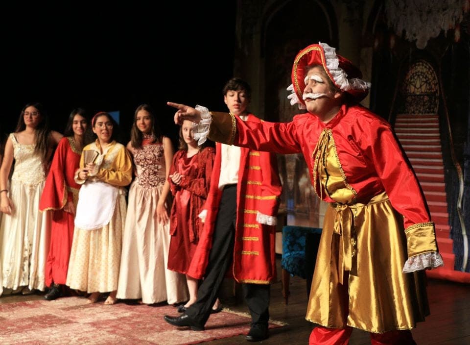 Alunos da Turma de Teatro Stars em apresentação no palco